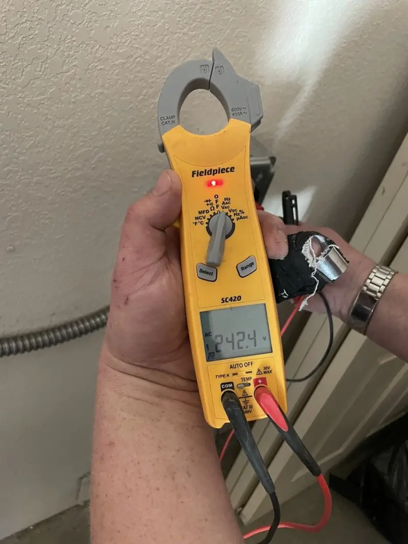 Voltage testing with clamp meter during Aluminum Wiring Replacement in Ottawa